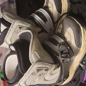 Snowboard boots